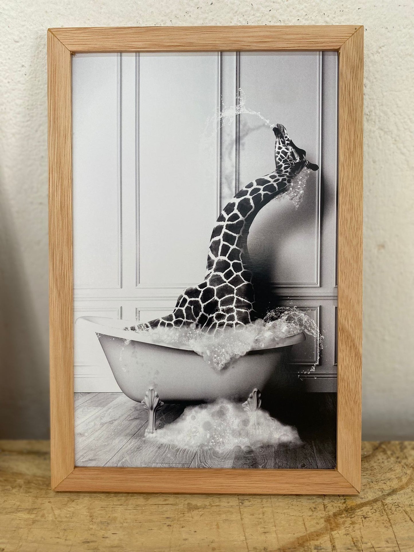Cuadro Decorativo Jirafa en Bañera
